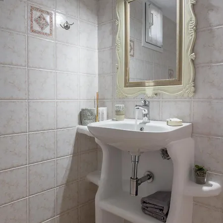 Floras Guest house Pollonia
