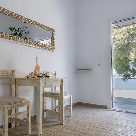 Floras Guest house Pollonia
