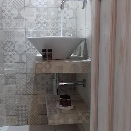 Floras Guest house Pollonia